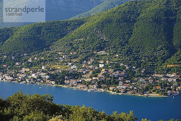 Kumbor  bei Herceg Novi  Blick von der Halbinsel Lustica  Äußere Bucht von Kotor  Montenegro  Europa