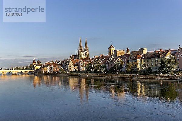 Altstadt mit der Steinernen Brücke und dem Dom St. Peter an der Donau  Regensburg  Bayern  Deutschland  Europa