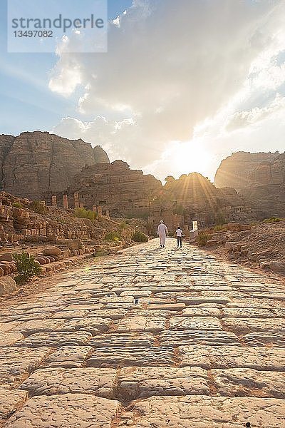 Zwei Einheimische gehen auf der alten Römerstraße neben den Ruinen von Petra  der nabatäischen Stadt Petra  in der Nähe von Wadi Musa  Jordanien  Asien