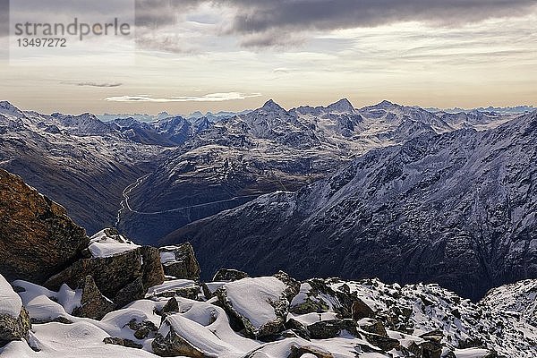 Blick vom Gaislachkogel auf die verschneiten Ötztaler Alpen  Sölden  Ötztal  Tirol  Österreich  Europa