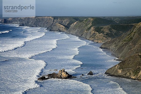 Wellen am Strand an der Steilküste  Blick von Torre de Aspa nach Praia do Castelejo  Algarve  Portugal  Europa