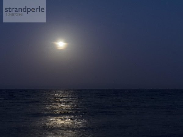 Mondaufgang über dem Roten Meer  Ägypten  Afrika