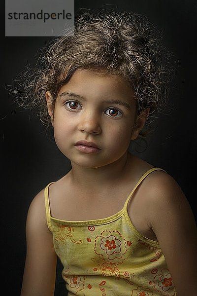 Mädchen  4 Jahre  mit gelbem Kleid  Portrait  nachdenklich  Deutschland  Europa