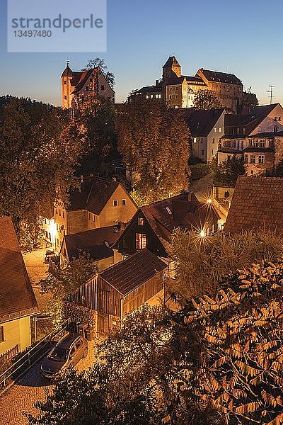 Burg Hohnstein in der Abenddämmerung  Hohnstein  Elbsandsteingebirge  Sächsische Schweiz  Sachsen  Deutschland  Europa