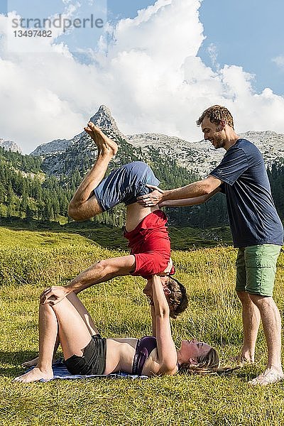 Junge Frau und junger Mann beim Acro-Yoga  Berglandschaft  Nationalpark Berchtesgaden  Berchtesgadener Land  Oberbayern  Bayern  Deutschland  Europa