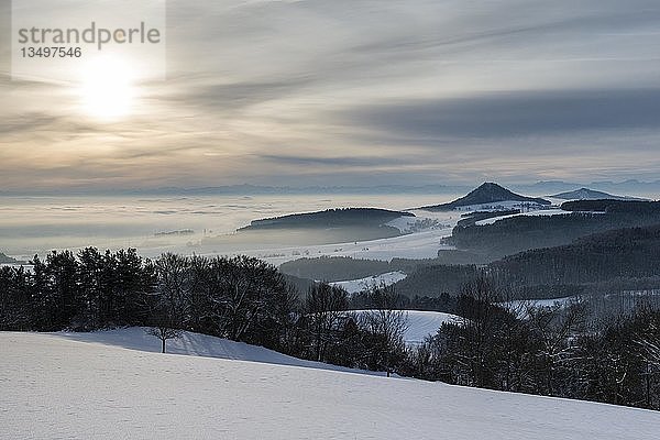 Winter im Hegau mit den Vulkankegeln des Hohenhewen  links  und Hohenstoffeln  rechts  mit den Schweizer Alpen am Horizont  Hegaublick  Hegau  Baden-WÃ¼rttemberg  Deutschland  Europa
