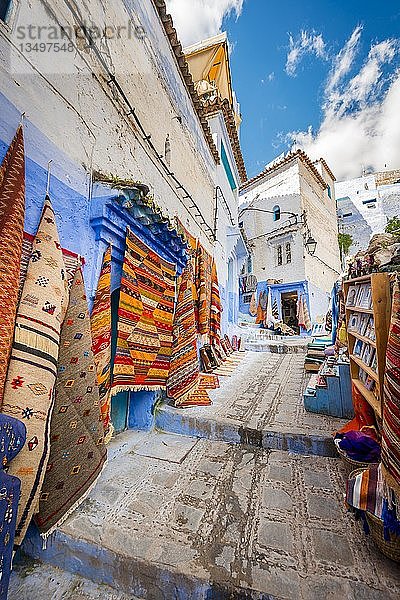 Enge Gasse  Teppich- und Kunsthandwerksladen  blaue Häuser  Medina von Chefchaouen  Chaouen  Tanger-Tétouan  Marokko  Afrika