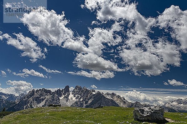 Kristallo-Massiv mit bewölktem Himmel  Plätzwiese  Dolomiten  Fanes-Nationalpark  Toblach  Italien  Europa