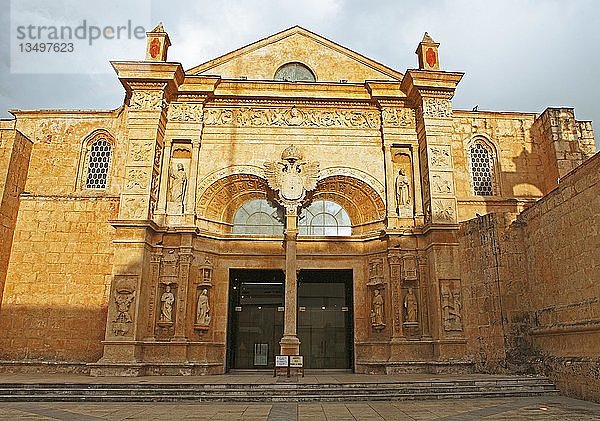 Portal der Kathedrale von Santa Maria la Menor  Zona Colonial  Santo Domingo  Dominikanische Republik  Mittelamerika