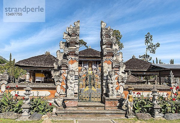 Eingang  geteiltes Tor  buddhistischer Wassertempel Pura Ulun Danu Bratan  Bratan See  Bali  Indonesien  Asien