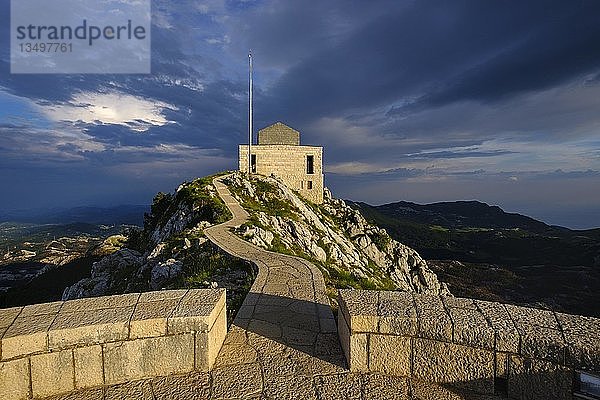 Njegos Mausoleum von Petar II. auf Jezerski Vrh  Lovcen-Nationalpark  in Cetinje  Montenegro  Europa