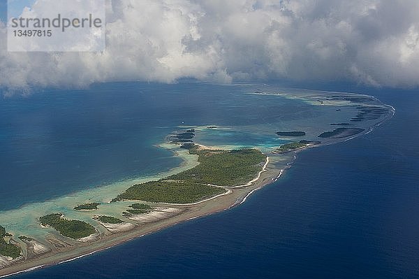 Luftaufnahme der blauen Lagune in Rangiroa  Tuamotu-Archipel  Französisch-Polynesien  Ozeanien