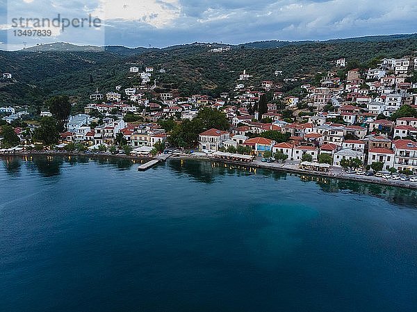 Blaue Stunde  Städtchen Afissos  Region Volos  Meerenge von Trikeri  griechische Halbinsel Pelion  Golf von Papasit  Griechenland  Europa