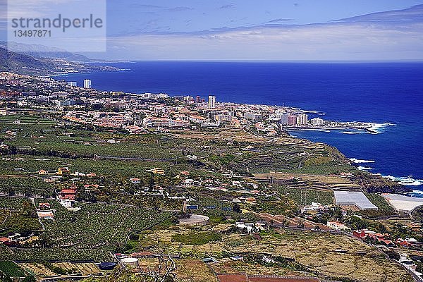 Blick über das Orotavatal  den Teide und Puerto de la Cruz  Teneriffa  Kanarische Inseln  Spanien  Europa