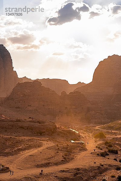 In Felsen geschlagene Häuser  Nabatäerstadt Petra  nahe Wadi Musa  Jordanien  Asien