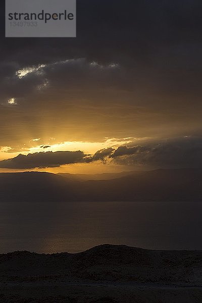 Sonnenaufgang über dem Toten Meer mit Blick Richtung Jordanien  Metzoke Dragot  Israel  Asien