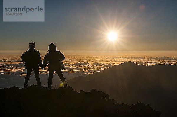 Touristen im Gegenlicht warten auf den Sonnenuntergang auf dem Gipfel des Haleakala National Park  Maui  Hawaii  USA  Nordamerika