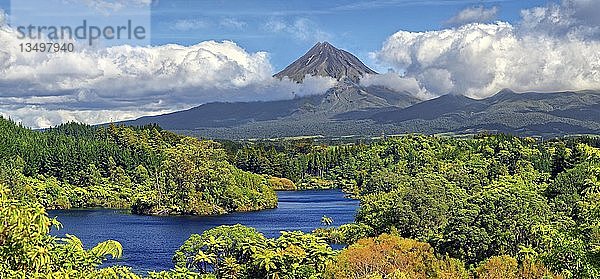 Dschungelwald mit See Lake Mangammahoe und Vulkan Mount Taranaki  Whanganui National Park  Nordinsel  Neuseeland  Ozeanien