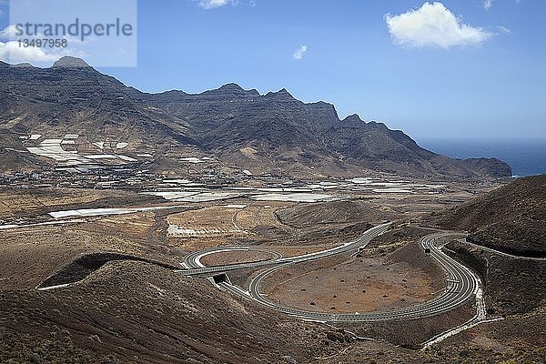 Blick auf das Städtchen La Aldea de San Nicolas de Tolentino und das karge Gebirge Montana de Horgazales  Landstraße  Gran Canaria  Kanarische Inseln  Spanien  Europa