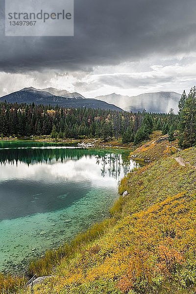 Turquoise Lake  Fourth Lake  Tal der fünf Seen  Jasper National Park  hintere Berge  Alberta  Kanada  Nordamerika