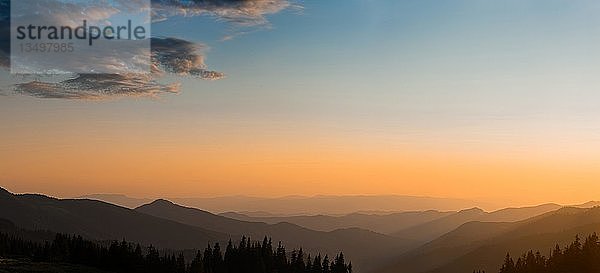 Panorama  Sonnenuntergang in den Bergen  Bergsilhouetten  Karpaten  Gebiet Zakarpattia  Ukraine  Europa