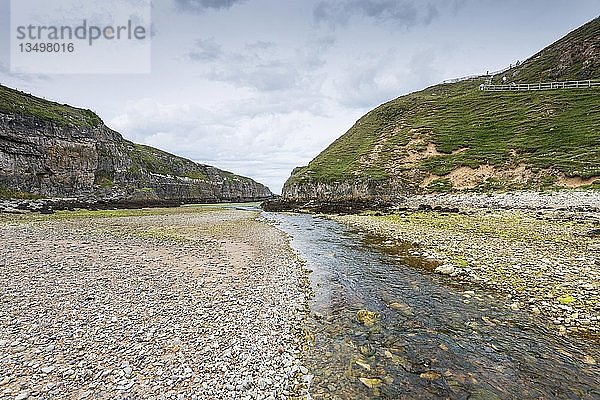 Allt Smoo fließt durch den Geodha Smoo Fjord  Durness  Grafschaft Sutherland  Highland  Schottland  Vereinigtes Königreich  Europa