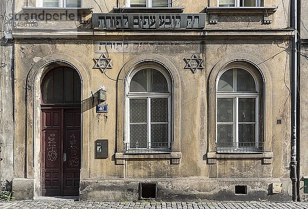 Überreste einer Thora-Inschrift und Davidsterne an einer Hausfassade in Kazimierz  Krakau  Polen  Europa