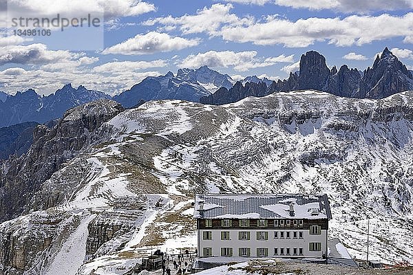 Blick zur Auronzohütte 2320 m unterhalb der Drei Zinnen Lavaredo-Südwände  Sextner Dolomiten  Südtirol  Südtirol  Italien  Europa