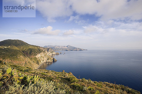Segelboot in der Bucht des Valle Muria  Insel Lipari  am Horizont die Insel Vulcano  Sizilien  Italien  Europa