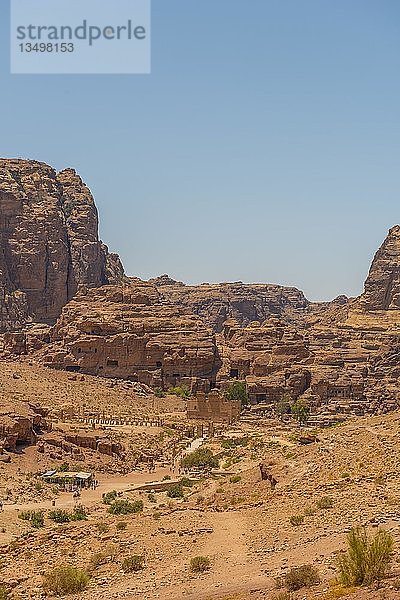 Blick auf Tempel und Tal der Nabatäerstadt Petra  nahe Wadi Musa  Jordanien  Asien