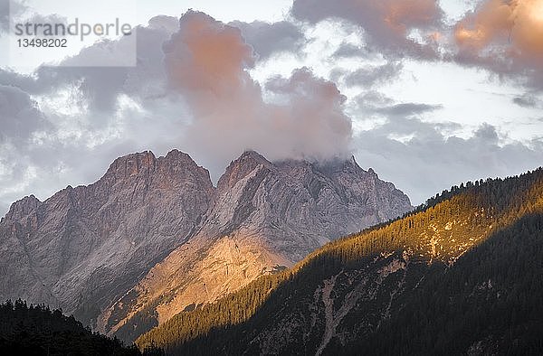 Alpenglühen  Sonnenuntergang  Berglandschaft  bei Ehrwald  Tiroler Alpen  Tirol  Österreich  Europa