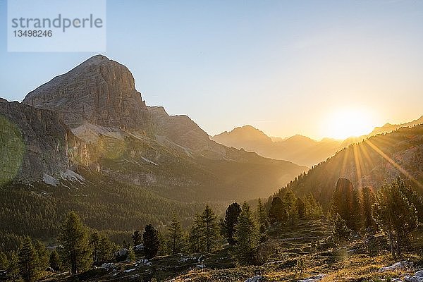 Sonnenaufgang vor den Gipfeln Col dei Bos und Tofane  Blick zum Monte Cristallo  Passo Falzarego  Falzarego-Pass  Dolomiten  Südtirol  Trentino-Südtirol  Italien  Europa