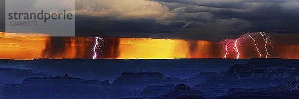 Panorama  Dunkle Gewitterwolken mit Blitzen über dem Grand Canyon bei Sonnenuntergang  vor dem Aussichtspunkt Mather Point  South Rim  Grand Canyon  bei Tusayan  Arizona  USA  Nordamerika