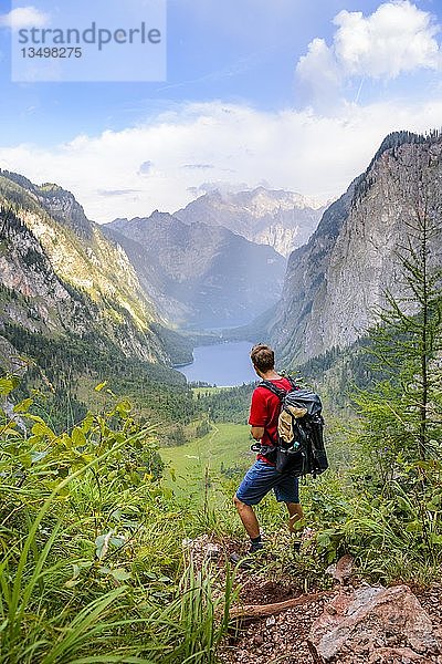 Junger Mann schaut in die Ferne  Wandern  Bergsteigen  Blick vom Rothsteig zum Obersee  KÃ¶nigsee  Alpen  Berglandschaft  Nationalpark Berchtesgaden  Berchtesgadener Land  Oberbayern  Bayern  Deutschland  Europa