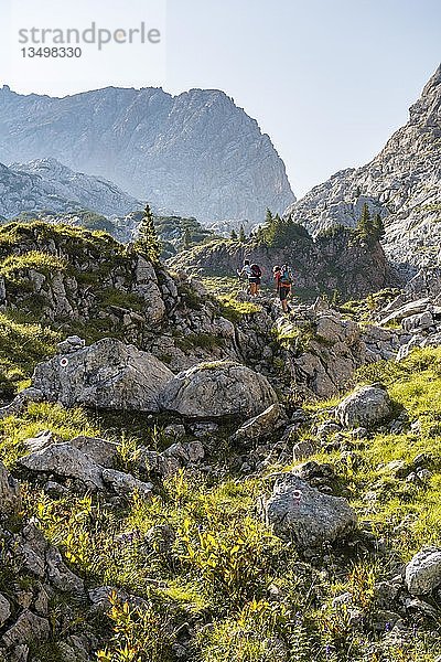 Zwei Wanderer auf einem Felsen  Berglandschaft  Stuhlgraben  Hinterten Grießkogel  Steinernes Meer  Funtenseetauern  Nationalpark Berchtesgaden  Berchtesgadener Land  Oberbayern  Bayern  Deutschland  Europa