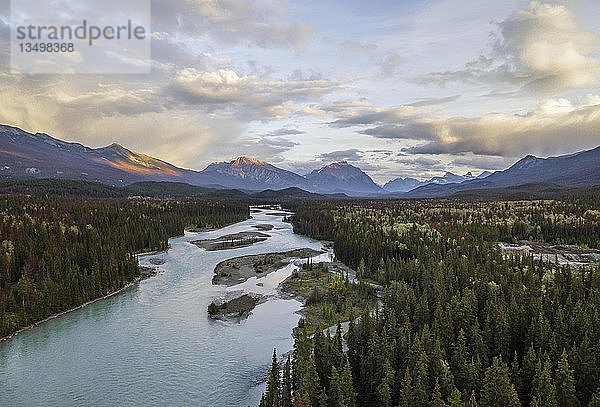 Blick auf ein Tal mit Fluss  Icefields Parkway  Athabasca River  Jasper National Park  Berge dahinter  Abendstimmung  Alberta  Kanada  Nordamerika