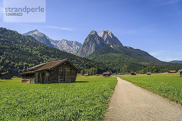 Via Claudia Augusta Fernradweg  Zugspitze im Rücken  Berglandschaft  Alpenüberquerung  Tegernauweg  bei Grainau  Garmisch-Partenkirchen  Oberbayern  Bayern  Deutschland  Europa