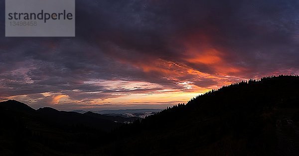 Panorama  bewölkter Himmel  Sonnenuntergang in den Bergen  Karpaten  Zakarpattia Oblast  Ukraine  Europa