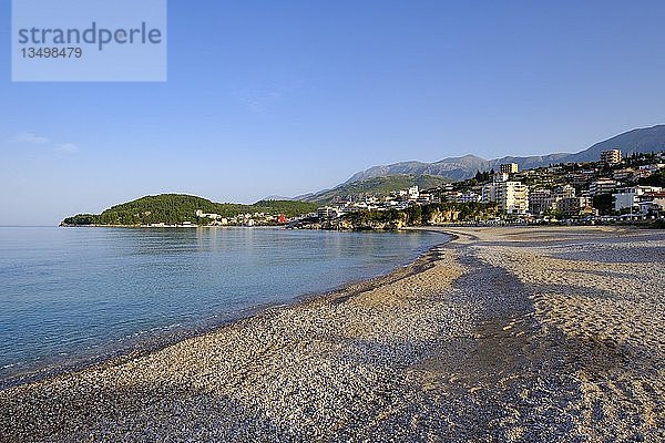 Strand im Badeort Himara  Himarë  Albanische Riviera  Ionisches Meer  Qark Vlora  Albanien  Europa