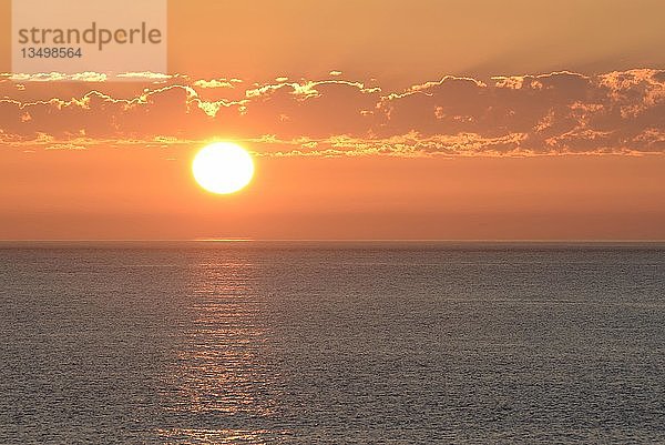 Sonnenuntergang mit Wolken über der Nordsee  Norderney  Ostfriesische Inseln  Niedersachsen  Deutschland  Europa