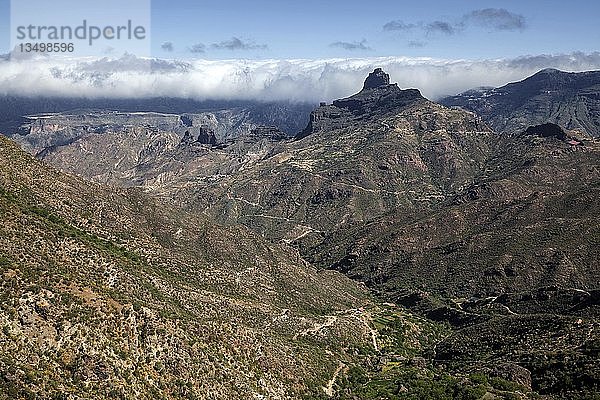 Blick von der Straße GC60 im Barranco del Chorrillo bei Tejeda  hinter dem Kultfelsen Roque Bentayga  Gran Canaria  Kanarische Inseln  Spanien  Europa