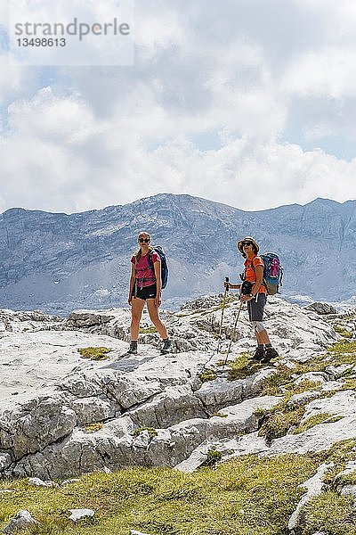 Zwei Wanderer schauen in die Kamera  Berglandschaft  Stuhlgraben  Hinterten Grießkogel  Steinernes Meer  Funtenseetauern  Nationalpark Berchtesgaden  Berchtesgadener Land  Oberbayern  Bayern  Deutschland  Europa