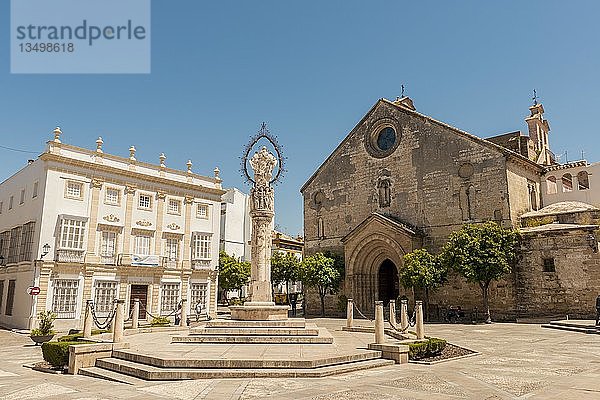 Kirche der Real Iglesia de San Dionisio Areopagita mit Mariensäule  Jerez de la Frontera  Provinz Cádiz  Andalusien  Spanien  Europa