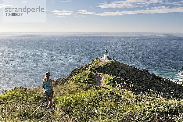 Frau steht vor dem Leuchtturm am Cape Reinga  Northland  Nordinsel  Neuseeland  Ozeanien