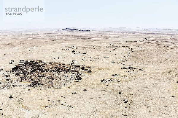 Luftaufnahme  flacher Granithügel in Wüstenlandschaft  Namib-Naukluft-Nationalpark  nordöstlicher Teil  Erongo-Region  Namibia  Afrika
