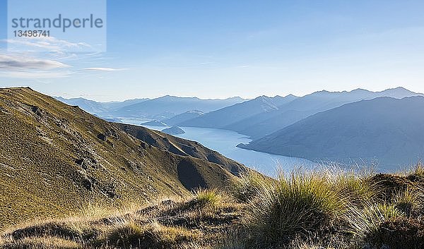 Lake Wanaka und Bergpanorama  Blick vom Isthmus Peak Track  Otago  Südinsel  Neuseeland  Ozeanien