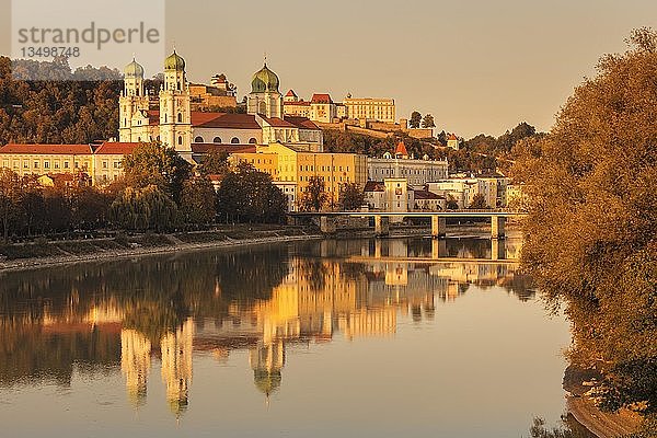 Blick über den Inn auf den Stephansdom und die Veste Oberhaus  Passau  Niederbayern  Bayern  Deutschland  Europa