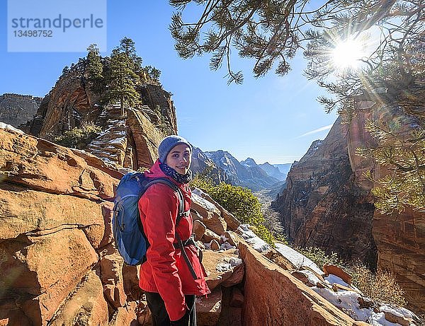 Junge Frau beim Wandern auf dem Klettersteig nach Angels Landing  Angels Landing Trail  im Winter  Zion Canyon  Berglandschaft  Zion National Park  Utah  USA  Nordamerika