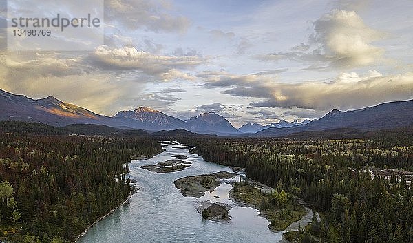 Blick auf ein Tal mit Fluss  Icefields Parkway  Athabasca River  Jasper National Park  Berge dahinter  Abendstimmung  Alberta  Kanada  Nordamerika