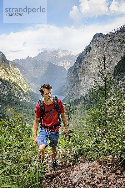 Junger Mann beim Klettern  Wandern  Blick vom Rothsteig zum Obersee  KÃ¶nigsee  Alpen  Berglandschaft  Nationalpark Berchtesgaden  Berchtesgadener Land  Oberbayern  Bayern  Deutschland  Europa